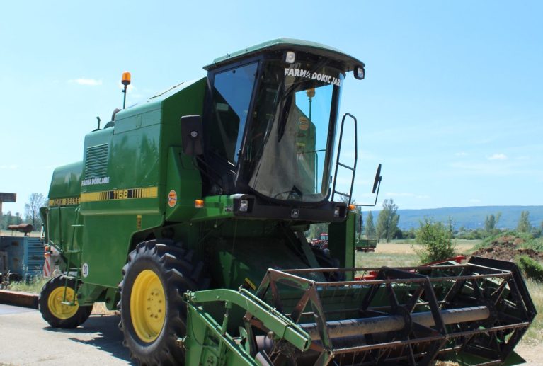 Oranje, sjetva, žetva i priprema zemljišta uz moderne traktore i kombajne.