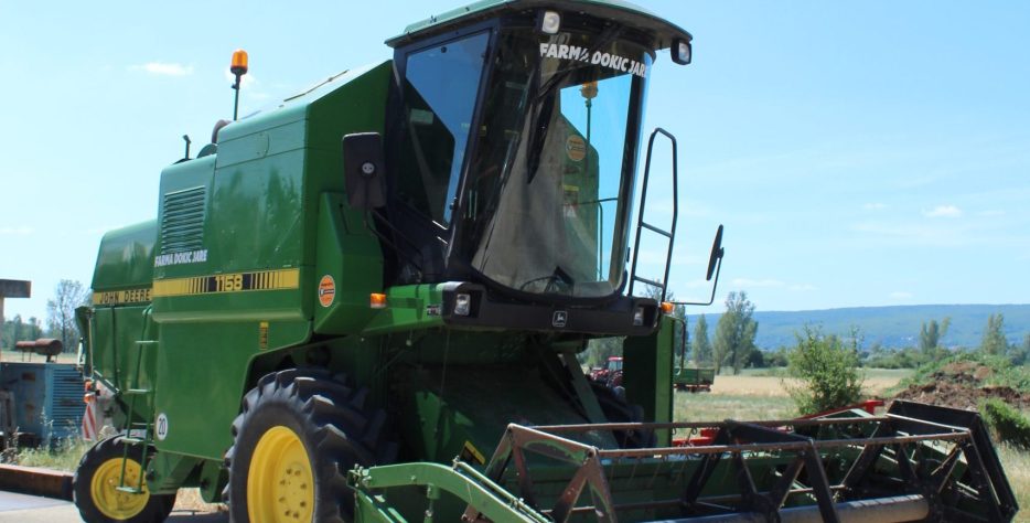 Oranje, sjetva, žetva i priprema zemljišta uz moderne traktore i kombajne.