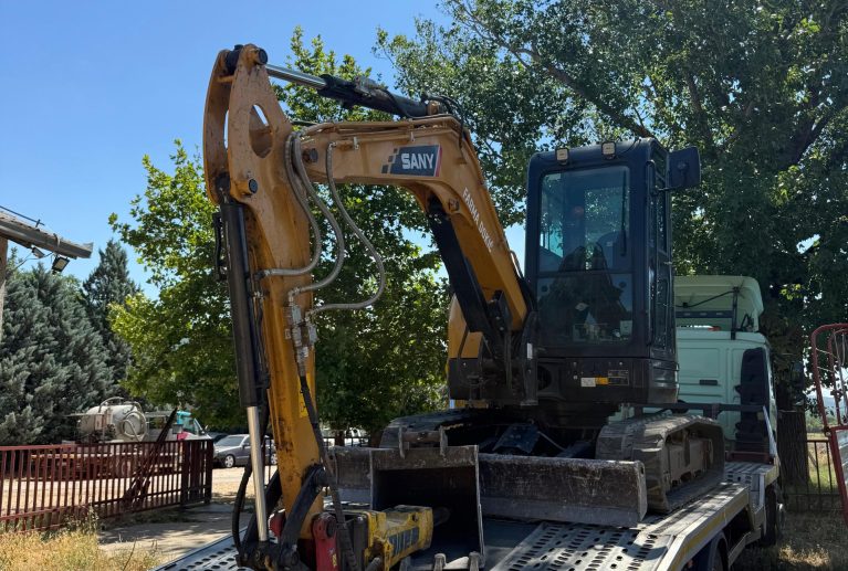 Obavljamo sve vrste građevinskih radova koristeći moderne bagere, kamione i specijaliziranu mehanizaciju.