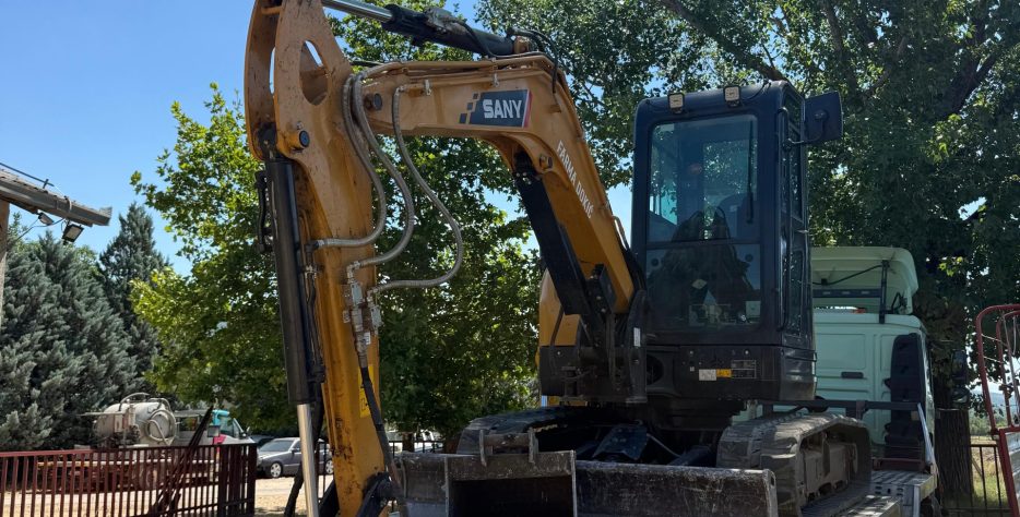 Obavljamo sve vrste građevinskih radova koristeći moderne bagere, kamione i specijaliziranu mehanizaciju.